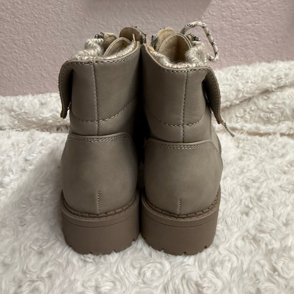 Girls Grayish/Beige Ankle Boots, sz 5.5 - Picture 5 of 7